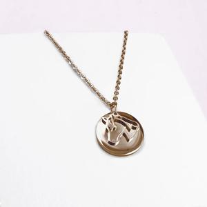 pt-pe-01-dp-gp-00-xx-pferdeanhanger-mit-charms-frau-ponytail-co-gold-tu